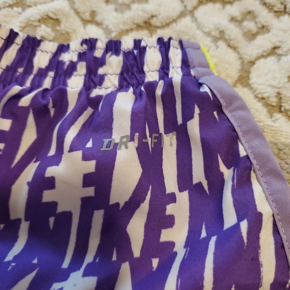 Nike Dri-fit lined running shorts with neon mesh - Picture 7 of 7